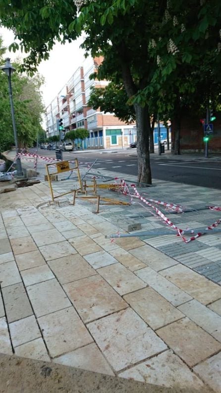 Vallas tiradas al suelo y zona desprecintada