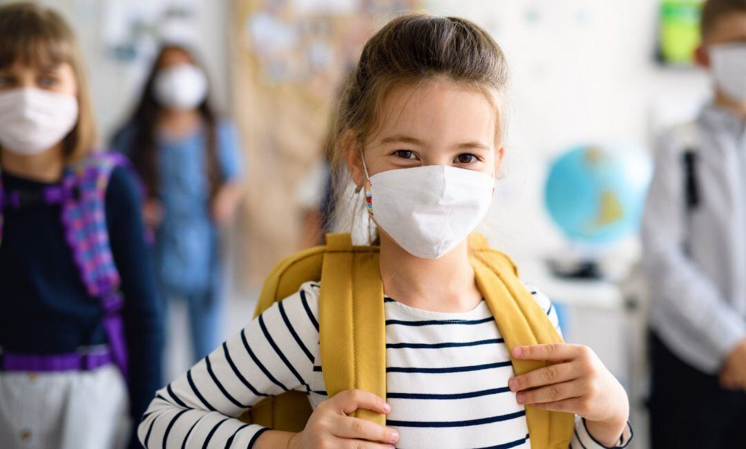 Una niña con mascarilla para protegerse del coronavirus.