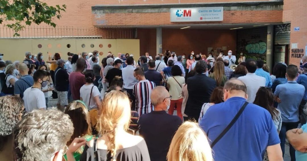 Imagen de una concentración el pasado verano frente al Centro de Salud de Castilla La Nueva