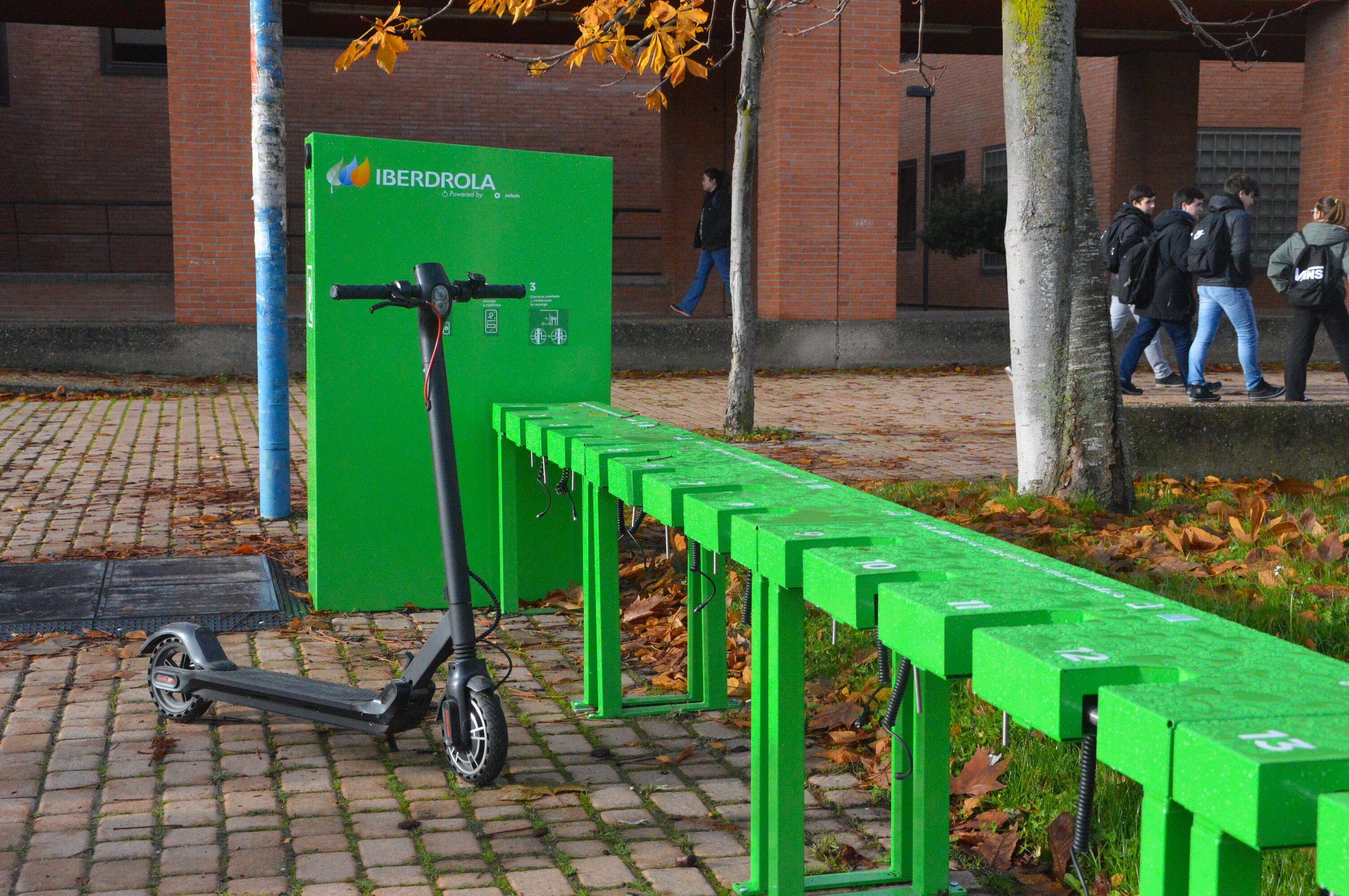 Estación de carga de patinetes eléctricos en el campus Miguel de Unamuno de la Universidad de Salamanca