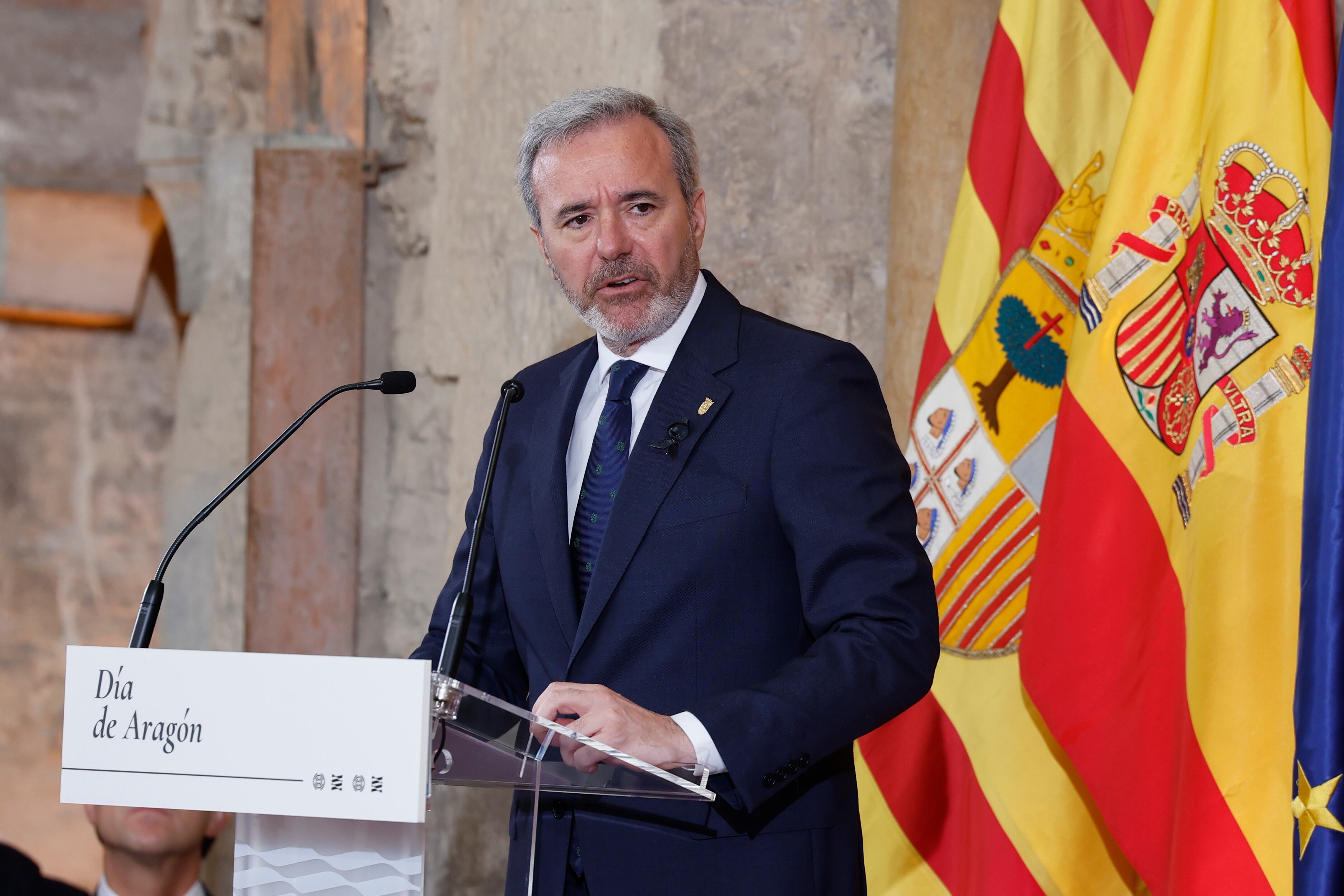 ZARAGOZA, 23/04/2025.-El presidente de Aragón, Jorge Azcón (c), y la presidenta de las Cortes, Marta Fernández, presiden el acto institucional del Día de Aragón, en el que la Cámara aragonesa reconocerá con su medalla la labor del Centro de Natación Helios por sus cien años de historia y el ejecutivo distinguirá con el Premio Aragón 2025 a Amado Franco por su papel fundamental en la economía aragonesa, un acto al que asiste el presidente del Senado, Pedro Rollán; la ministra de Educación, Pilar Alegría, y la vicesecretaria de Igualdad, Conciliación y Política Social del PP, Ana Alós.-EFE/ Javier Cebollada