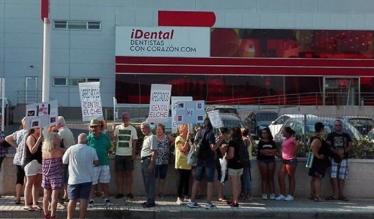 Protesta de afectados ante la clínica iDental de Elx, ahora clausurada, el pasado mes de septiembre.