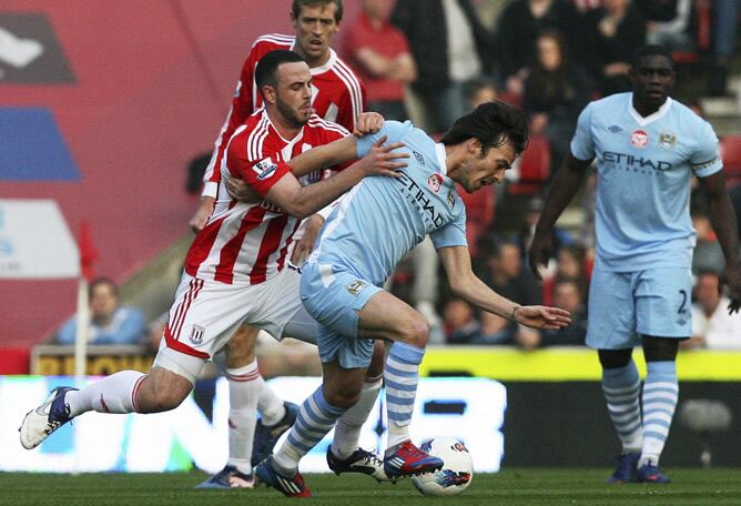 Marc Wilson del Stoke City se disputa el control del balón con David Silva, del Manchester City, durante el partido de Premier League disputado en el estadio Britannia de Stoke on Trent