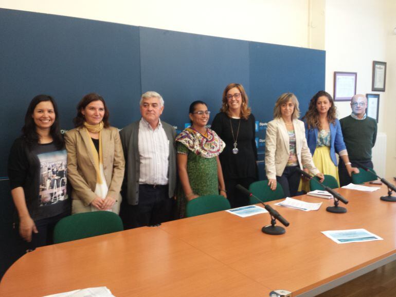 Representantes de la Fund. Hombres Nuevos, la ONG Solidaridad, Educación y Desarrollo y la Fund. Vicente Ferrer, junto a la presidenta de la Diputación y las diputadas de Cooperación al Desarrollo y de Servicios Sociales.