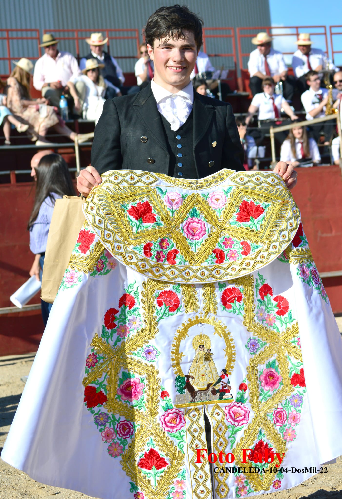 Tristán Barroso con el capote de paseo, premio del Bolsín Taurino de Candeleda