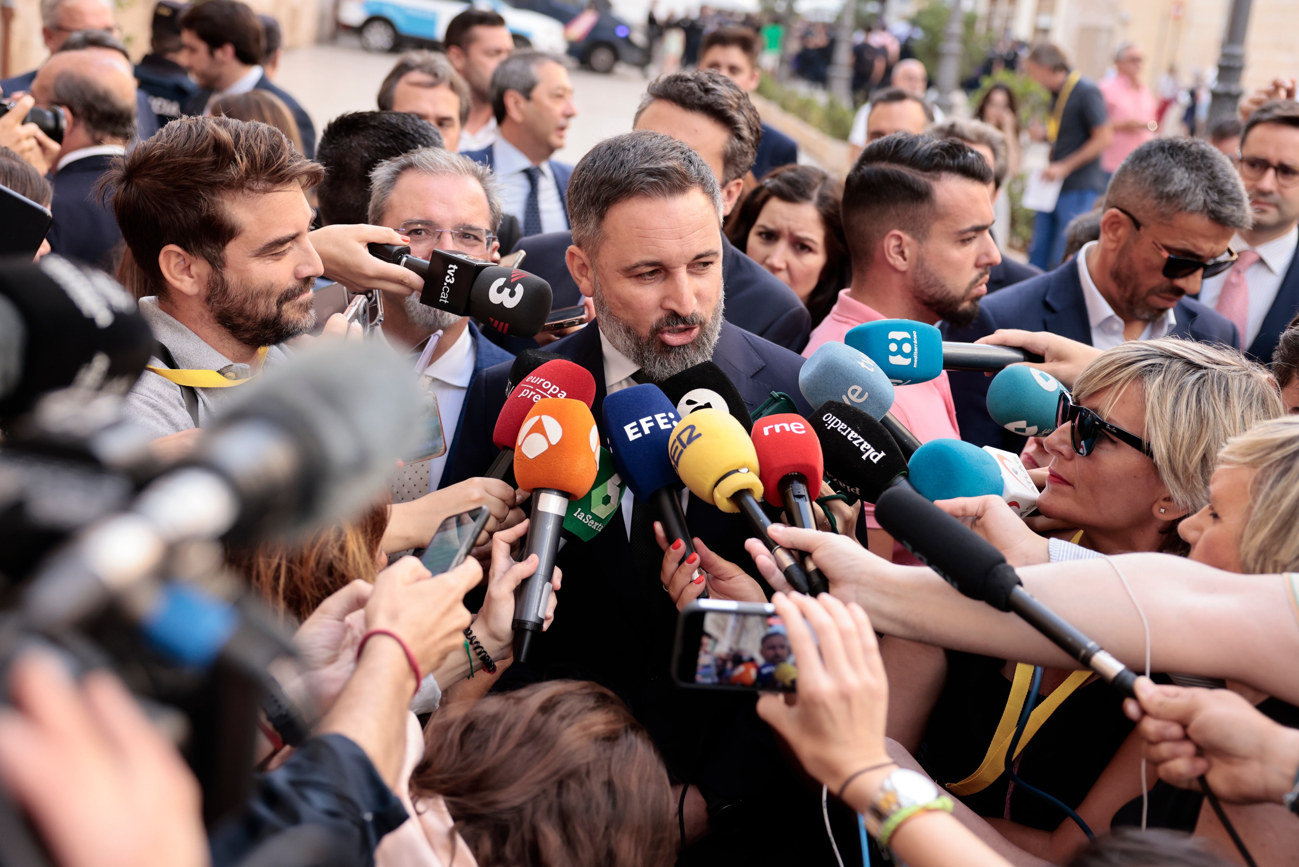 GRAFCVA4250. VALENCIA, 26/06/2023.-.- El presidente de Vox, Santiago Abascal realiza declaraciones ante la puerta de Les Corts Valencianas donde asiste a la sesión constitutiva de la undécima legislatura .EFE/ Manuel Bruque
