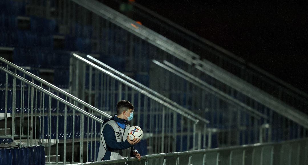 Un recogepelotas del C.F. Fuenlabrada en las gradas del Fernando Torres durante el partido del pasado 25 de noviembre ante la S.D. Ponferradina.