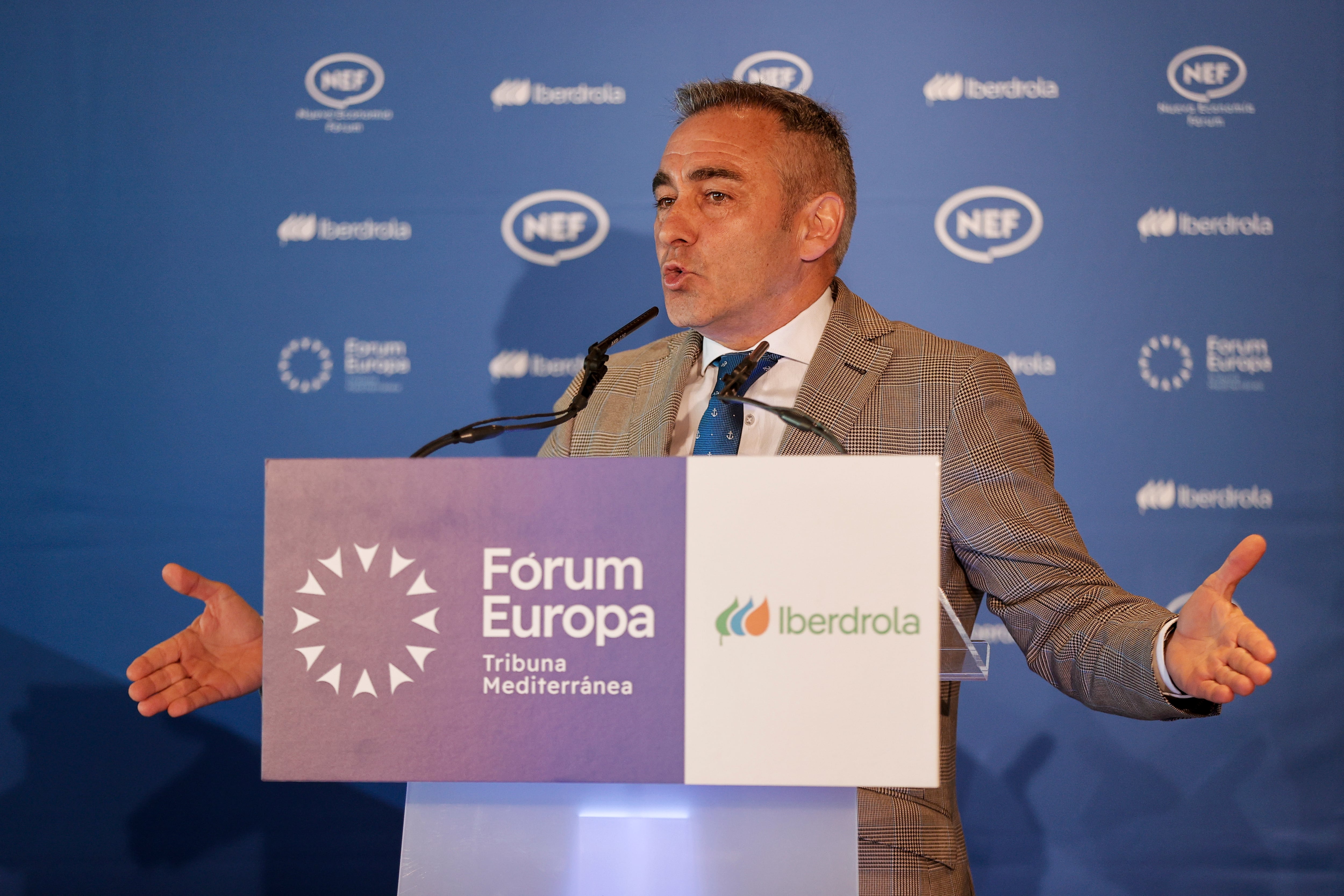 VALÈNCIA, 07/04/2025.- El conseller de Agricultura, Agua, Ganadería y Pesca, Miguel Barrachina, durante su intervención en el Fórum Europa Tribuna Mediterránea este lunes en València. EFE/ Manuel Bruque