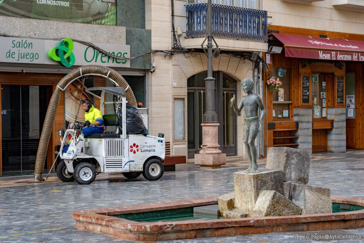 Empleados de Lhicarsa limpiando la ciudad