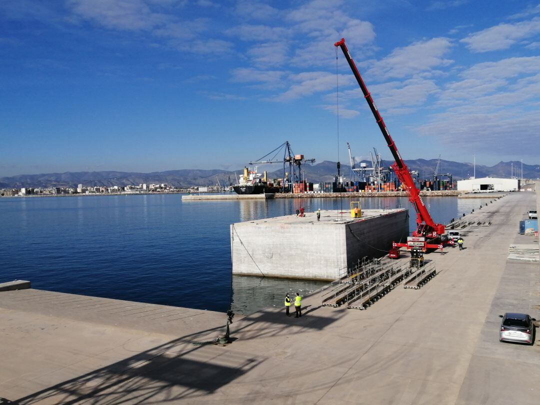 Cajones para la construcción del nuevo atraque de graneles líquidos