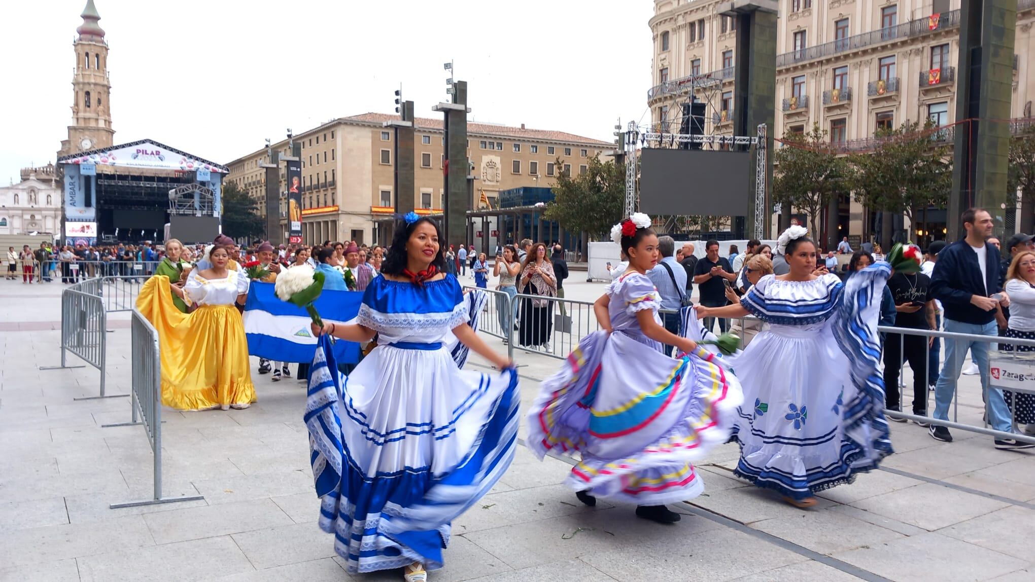 Oferentes con el traje regional de Nicaragua