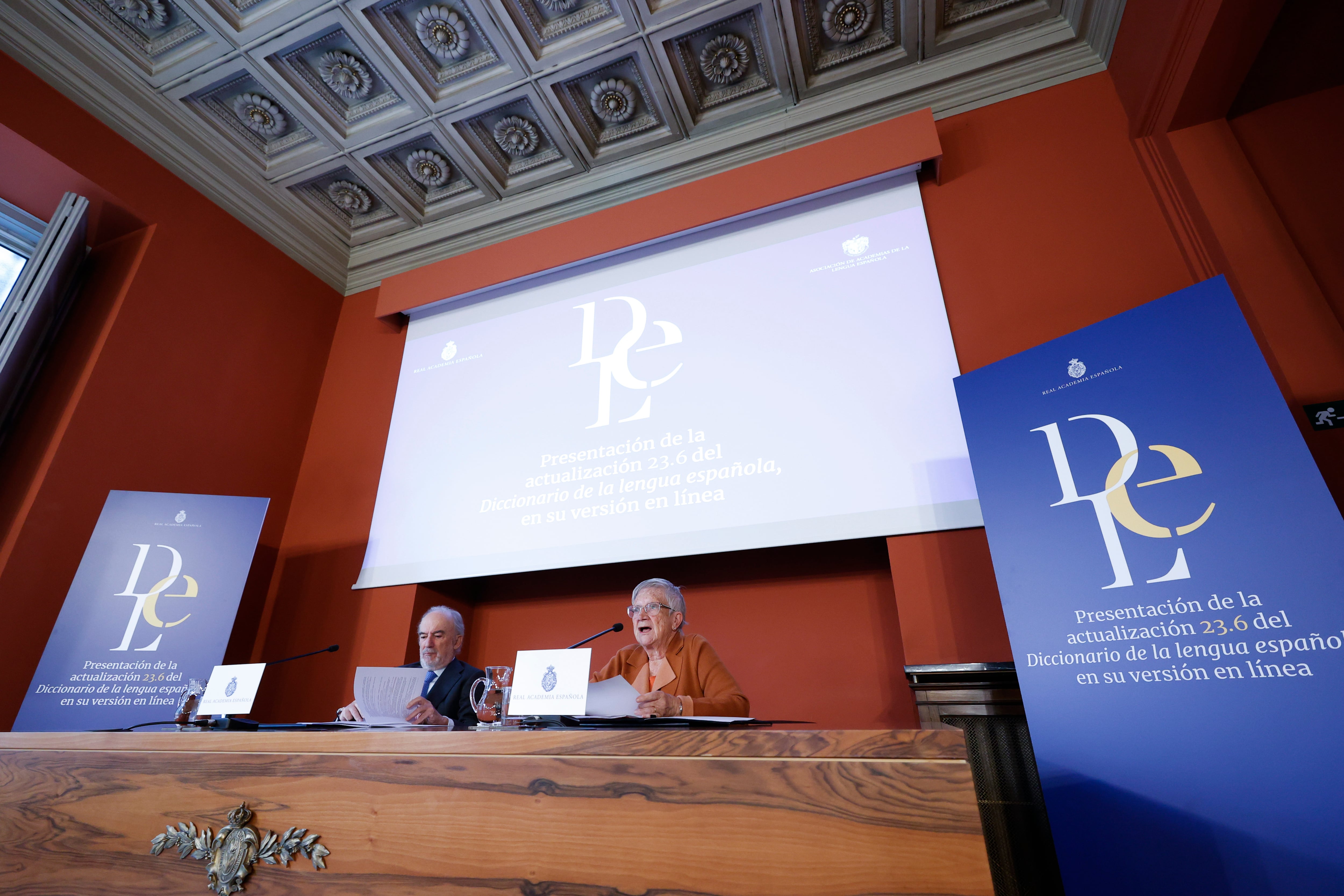 El director de la RAE y presidente de la ASALE, Santiago Muñoz Machado (i), y la directora de la 24.ª edición del Diccionario de la Lengua Española (DLE), la académica Paz Battaner, ofrecen una rueda de prensa para dar a conocer las novedades de la versión electrónica 23.6 del DLE