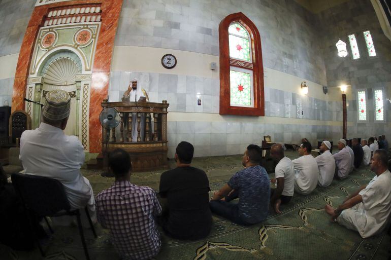 Musulmanes atienden en la mezquita del Centro Islámico de Madrid, la más grande de España, al imán Hussam Khoja.