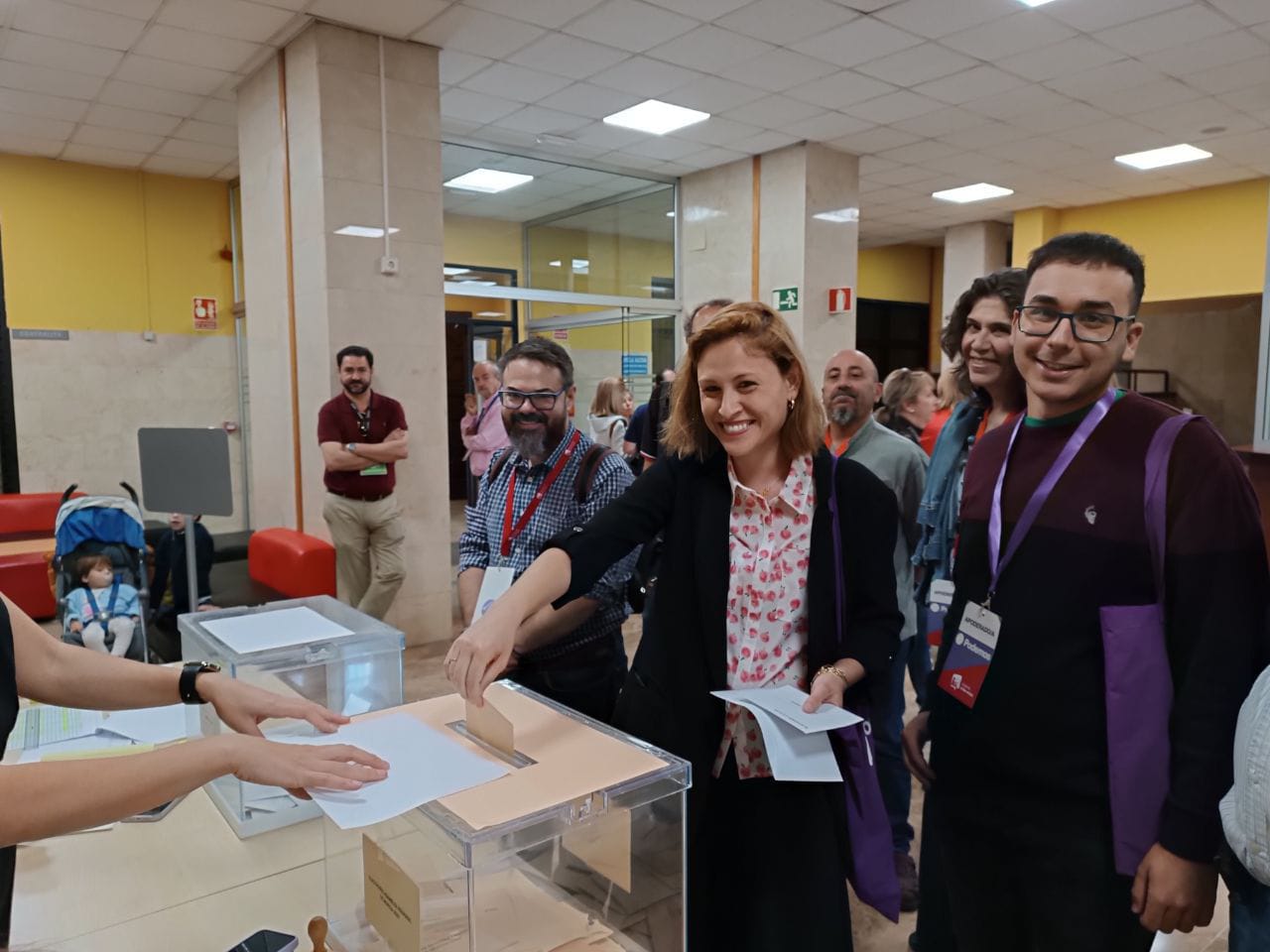 La candidata de Podemos a la alcaldía de Murcia, Elvira Medina, en el momento de votar