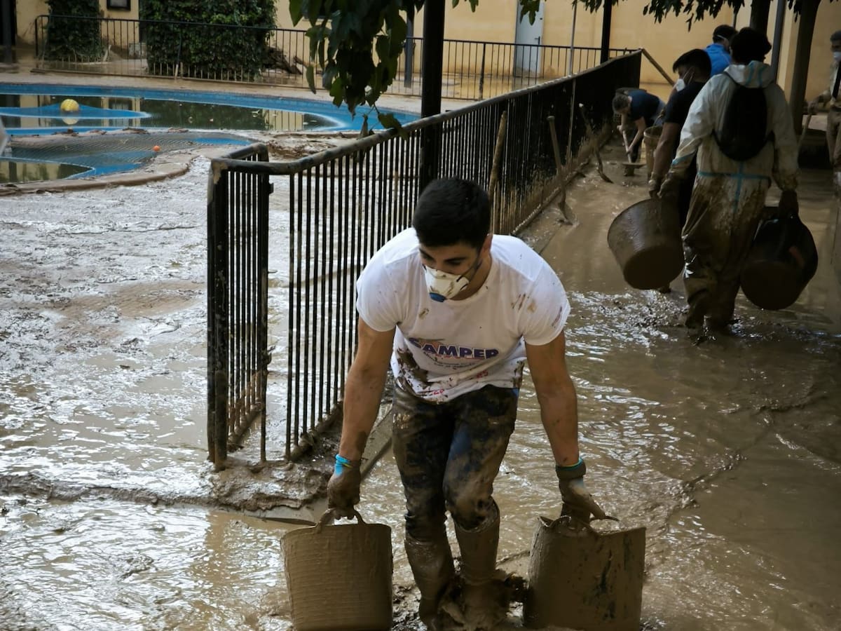 Paco Cubelos se suma a la ola solidaria en Valencia: "Lo mejor y más bonito es ver esa imagen tan alegre dentro de tanta tristeza"