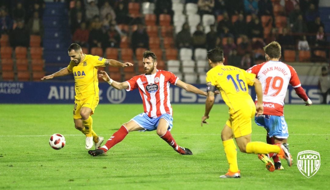 Jugada entre el Lugo y el Alcorcón en la Copa del Rey