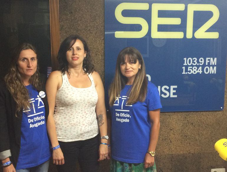 Esperanza Fernández Iglesias, y Beatriz Rey Pereira, con Cristina Carballo en los estudios de Radio Ourense