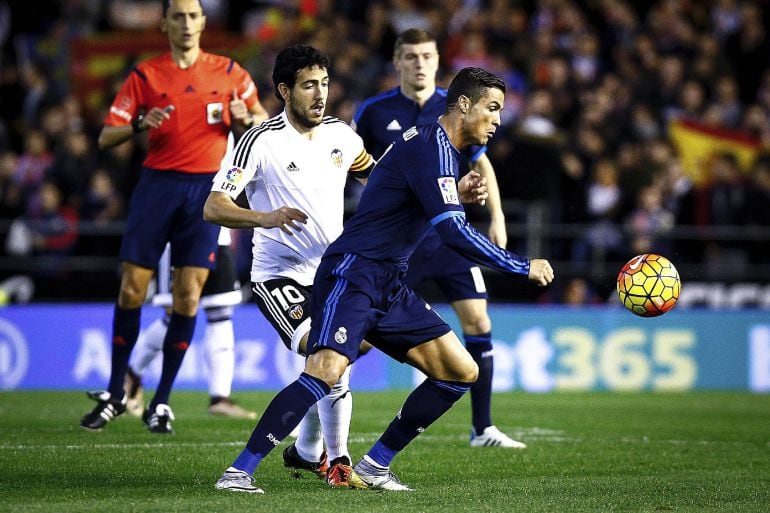 Cristiano pelea por el balón 