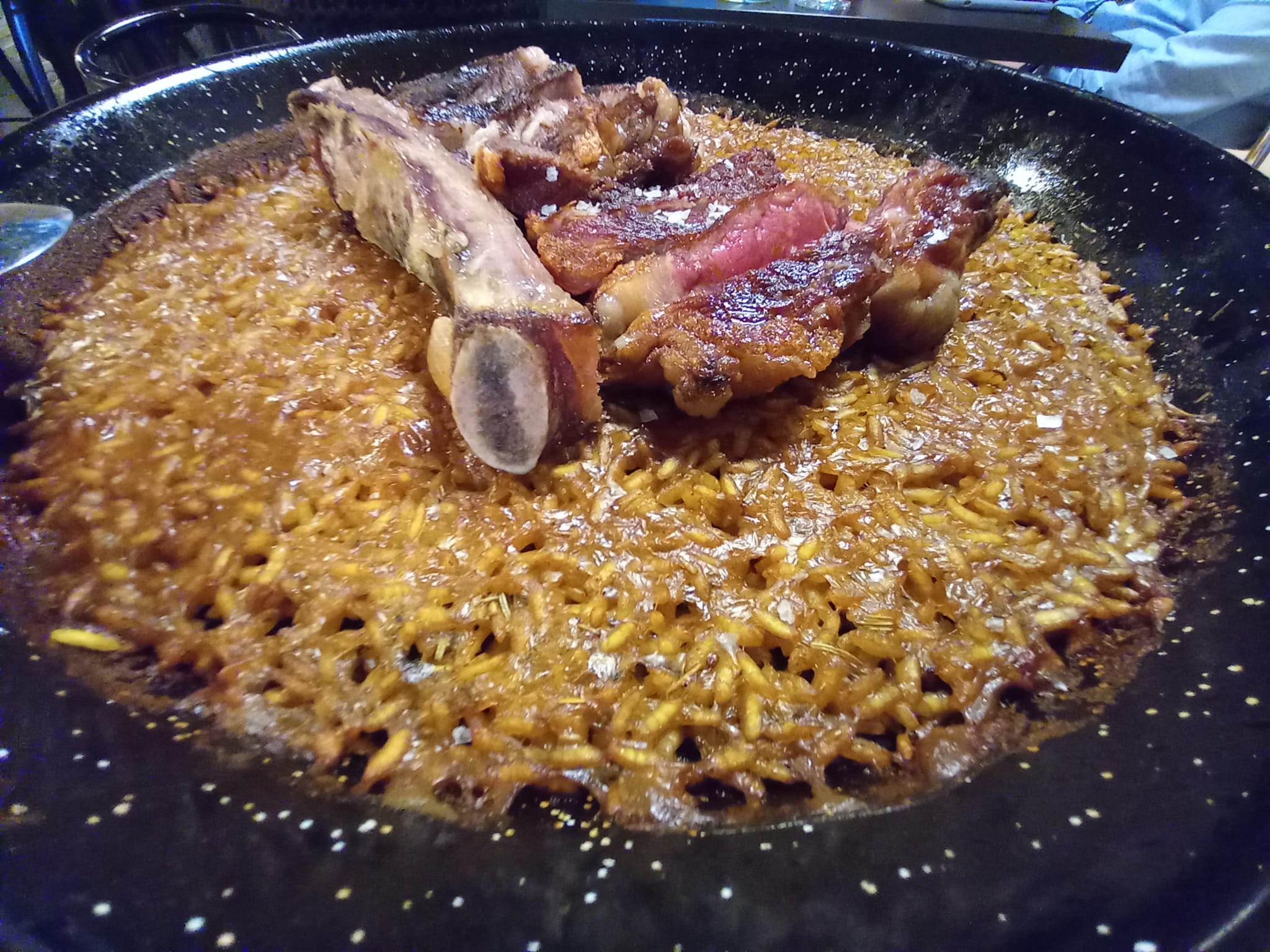 Arroz seco con chuleta, en Roneo