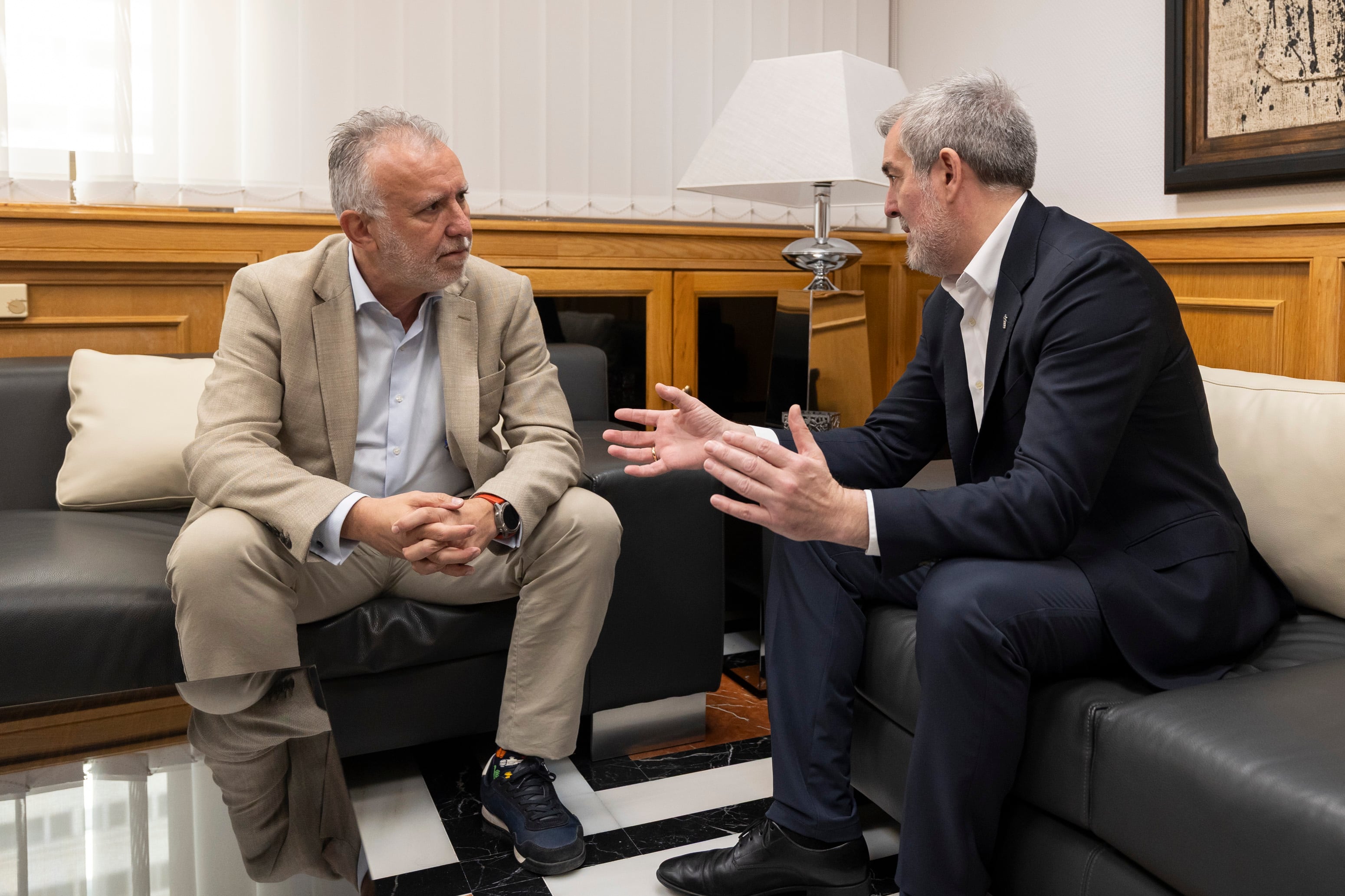 LAS PALMAS DE GRAN CANARIA, 30/03/2026.- El Gobierno central aportará 15 millones de euros a Canarias hasta el próximo mes de junio, según el acuerdo alcanzado este lunes entre ambos ejecutivos para financiar las medidas anticrisis impulsadas por la comunidad ante los efectos de la guerra contra Irán, al no poder aplicarse en las islas la rebaja del IVA aprobadas para el resto de España. Este acuerdo se ha dado a conocer por el ministro de Política Territorial, Ángel Víctor Torres (i), y el presidente de Canarias, Fernando Clavijo (d), tras mantener una reunión en la Presidencia del Gobierno autonómico, e incluye el compromiso de que el Estado destinará al archipiélago un total de 60 millones de euros, en caso de que tras pasados estos tres meses continúe la guerra que mantienen Estados Unidos e Israel contra Irán. EFE/ Quique Curbelo