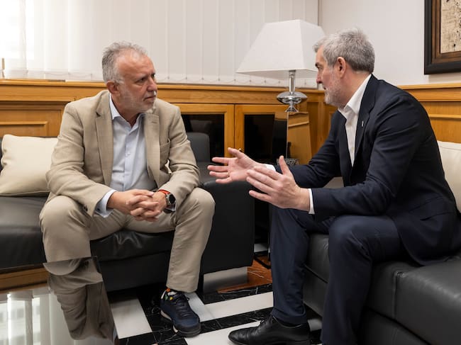 LAS PALMAS DE GRAN CANARIA, 30/03/2026.- El Gobierno central aportará 15 millones de euros a Canarias hasta el próximo mes de junio, según el acuerdo alcanzado este lunes entre ambos ejecutivos para financiar las medidas anticrisis impulsadas por la comunidad ante los efectos de la guerra contra Irán, al no poder aplicarse en las islas la rebaja del IVA aprobadas para el resto de España. Este acuerdo se ha dado a conocer por el ministro de Política Territorial, Ángel Víctor Torres (i), y el presidente de Canarias, Fernando Clavijo (d), tras mantener una reunión en la Presidencia del Gobierno autonómico, e incluye el compromiso de que el Estado destinará al archipiélago un total de 60 millones de euros, en caso de que tras pasados estos tres meses continúe la guerra que mantienen Estados Unidos e Israel contra Irán. EFE/ Quique Curbelo