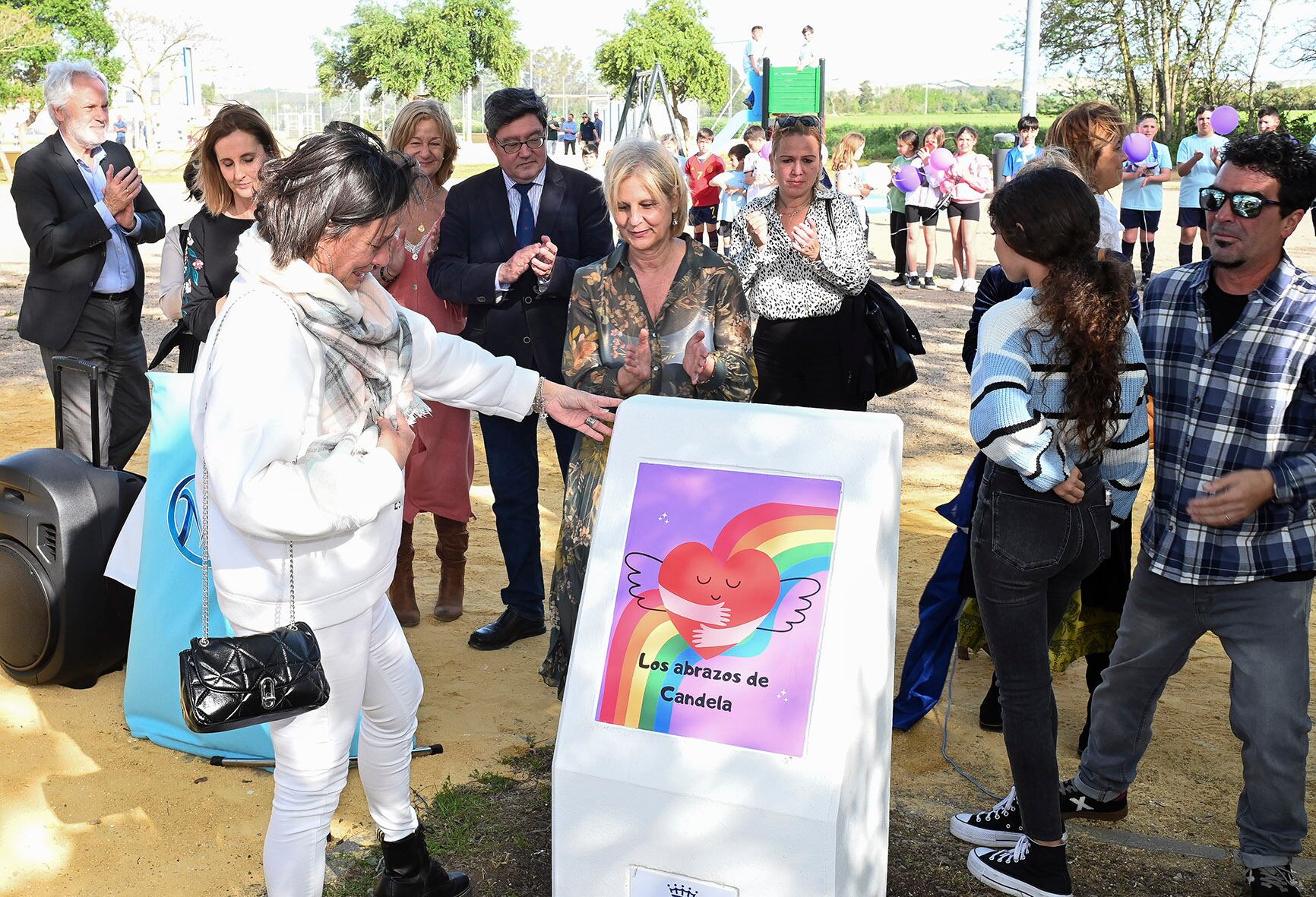 Familiares de Candela durante la inauguración de este espacio en su recuerdo