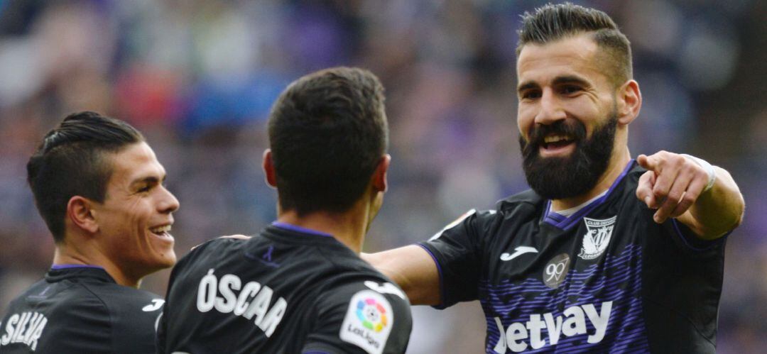 El defensa griego del CD Leganés, Dimitrios Siovas (d), celebra el primer gol de su equipo ante el Real Valladolid, durante el partido perteneciente a la decimocuarta jornada de la Liga Santander disputado el sábado en el Estadio José Zorrilla, en Vallado