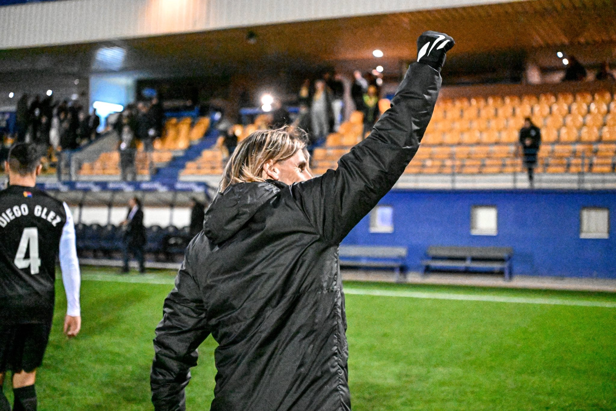 Beccacece saluda a la afición del Elche tras la victoria de la pasada jornada en Alcorcón