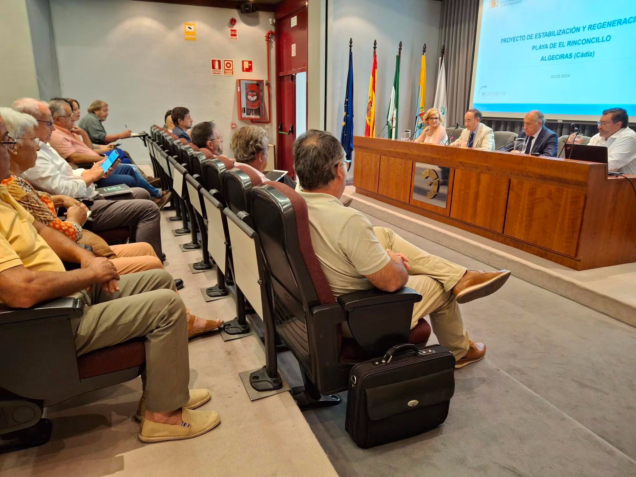 Presentado el proyecto para solucionar el problema de la playa de El Rinconcillo en la APBA