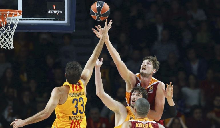 Tibor Pleiss pelea por un rebote con Tomic y Perperoglou en la victoria del Galatasaray contra el Barça de la semana pasada.