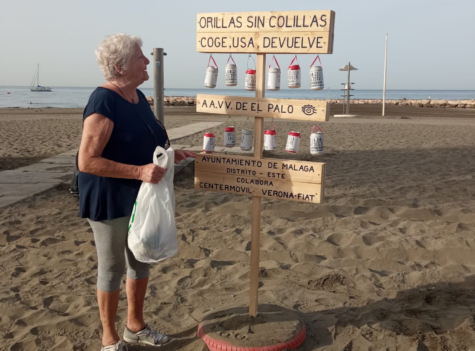 Iniciativa vecinal para mantener limpias de colilas las playas de El Palo