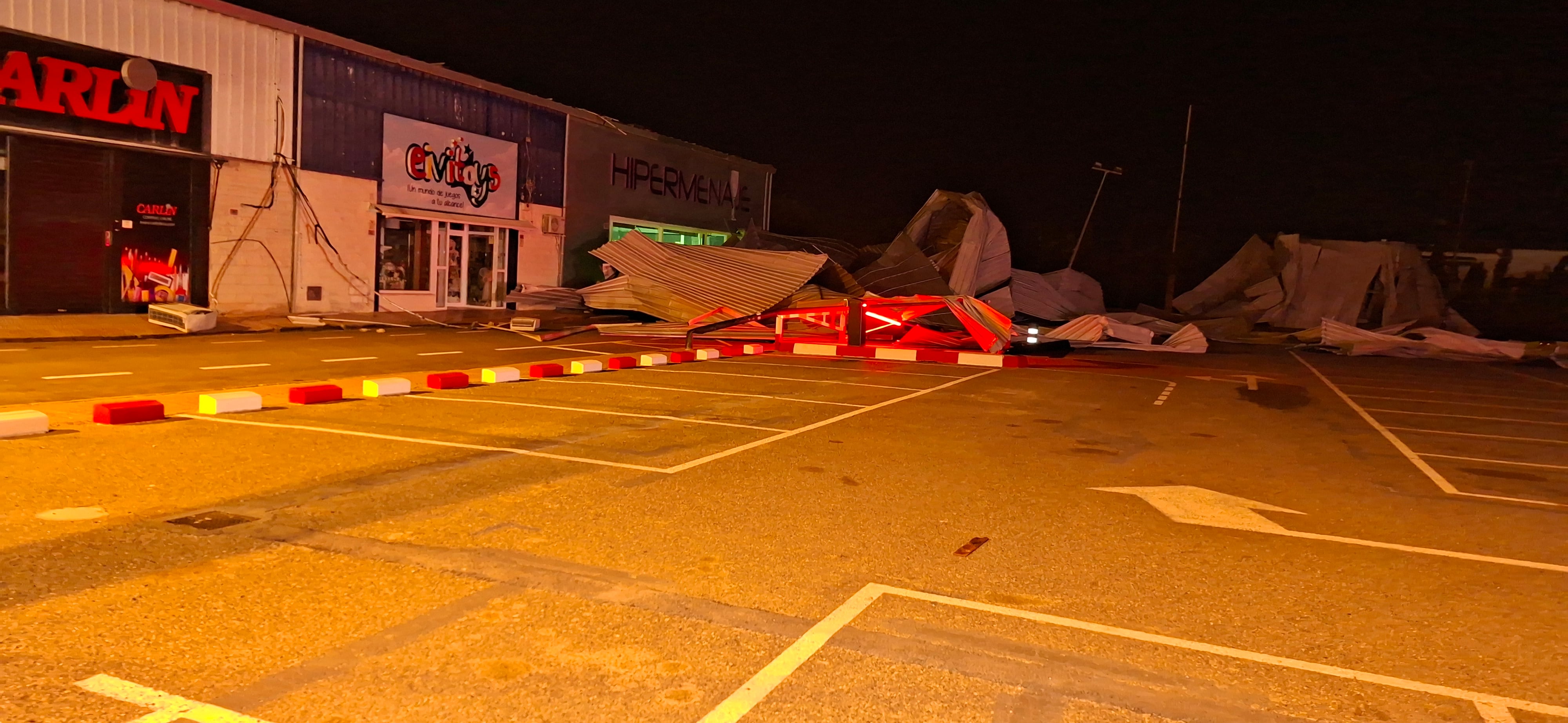 Imagen de la zona tras la caída de las planchas metálicas sobre el aparcamiento