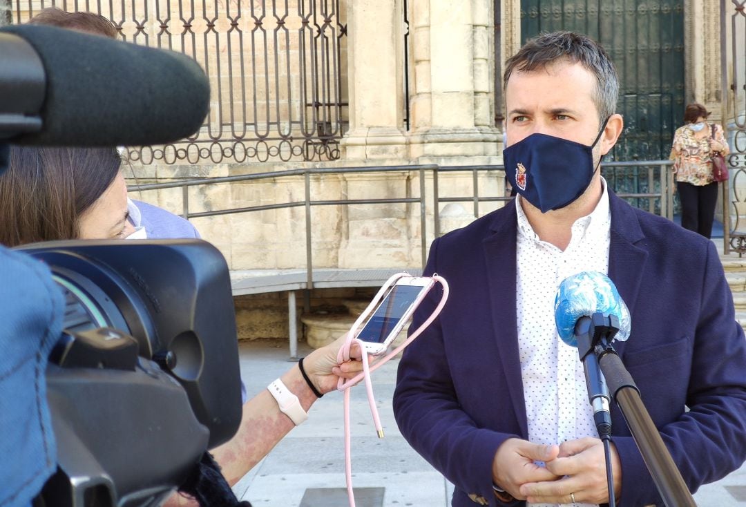 El alcalde de Jaén, Julio Millán, ha anunciado que el Ayuntamiento se personará en el caso que investiga la supuesta emisión de facturas falsas durante el tiempo de gobierno del PP