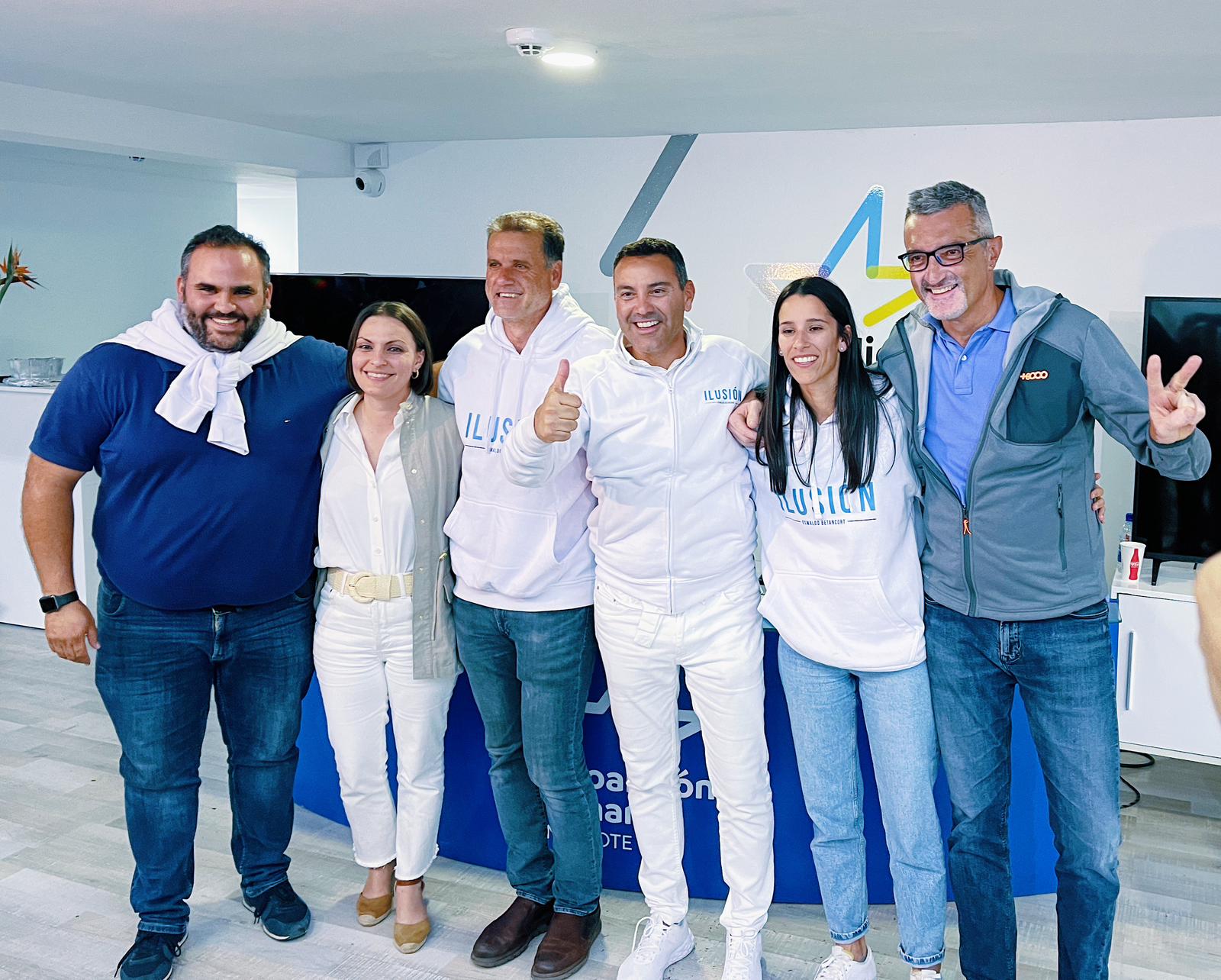 Oswaldo Betancort con parte de su equipo, tras ganar el Cabildo de Lanzarote.