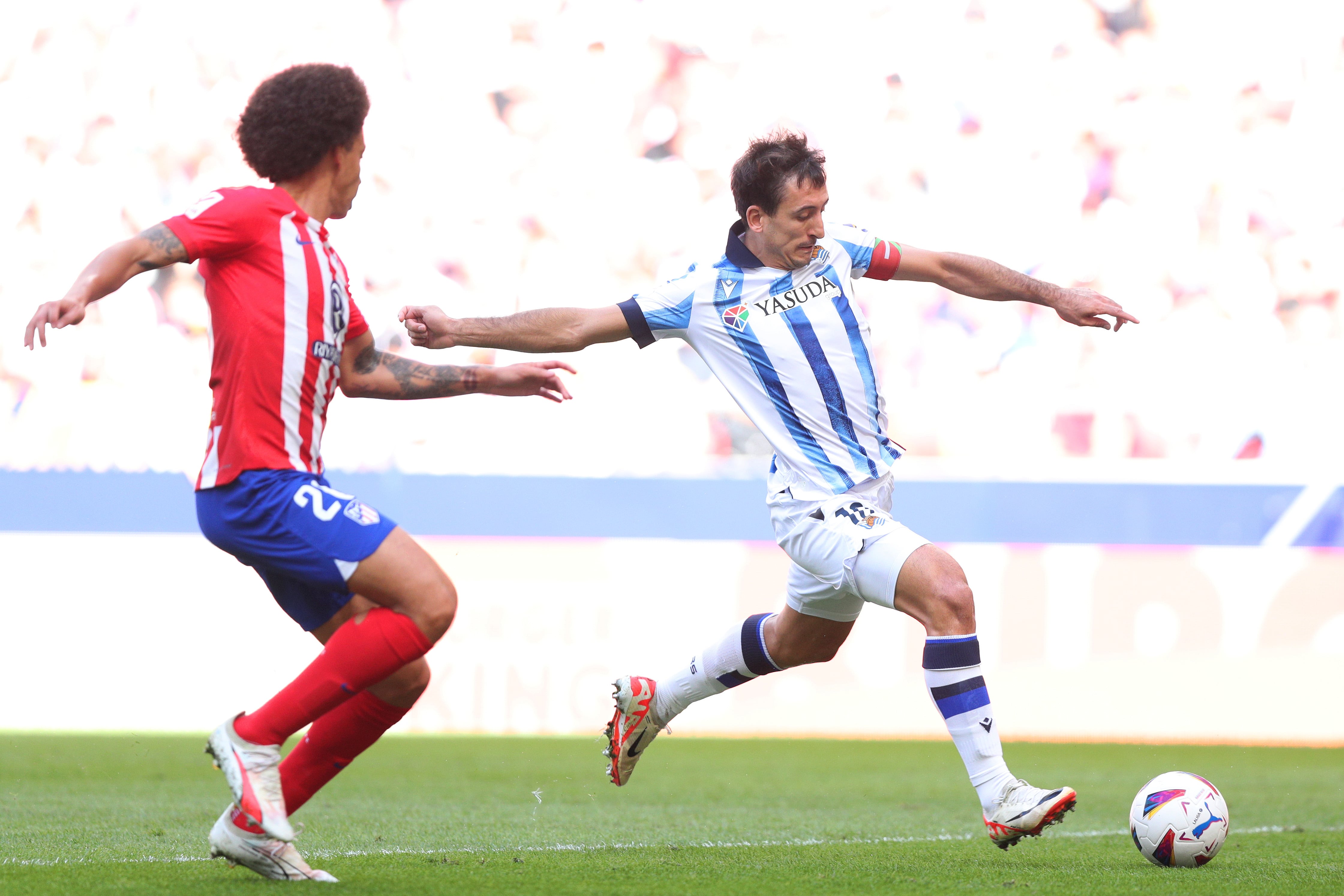 MADRID, SPAIN - OCTOBER 08: Mikel Oyarzabal of Real Sociedad controls the ball whilst under pressure from Axel Witsel of Atletico Madrid during the LaLiga EA Sports match between Atletico Madrid and Real Sociedad at Civitas Metropolitano Stadium on October 08, 2023 in Madrid, Spain. (Photo by Gonzalo Arroyo Moreno/Getty Images)