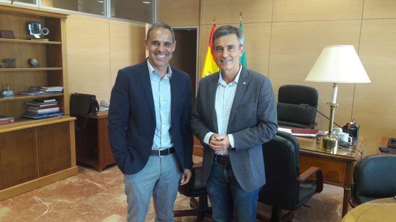 José Antonio Pacheco y Ángel Acuña, justo después de su reunión.