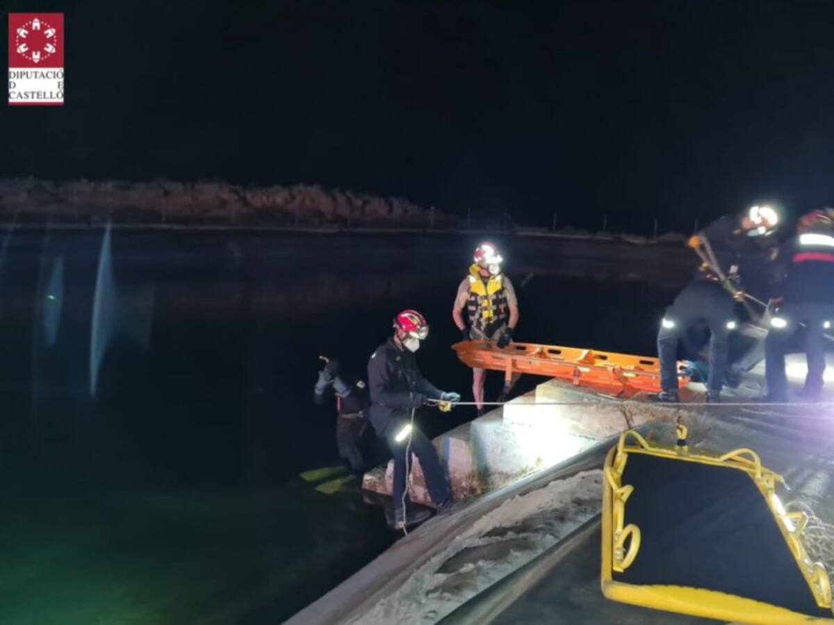 Los bomberos rescatan el cuerpo de una persona en una balsa de Olocau del Rey