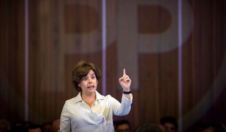 La candidata a la presidencia del Partido Popular en el próximo congreso nacional del 20 y 21 de julio, Soraya Saénz de Santamaría, en un acto con afiliados, durante su visita a Cádiz. 