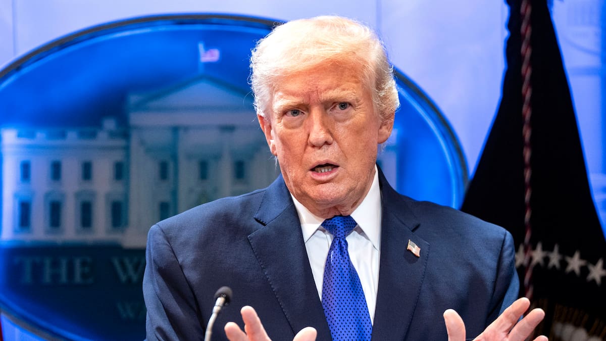 Trump ratifica su pulso al Supremo y firma el arancel global del 10% que prometió