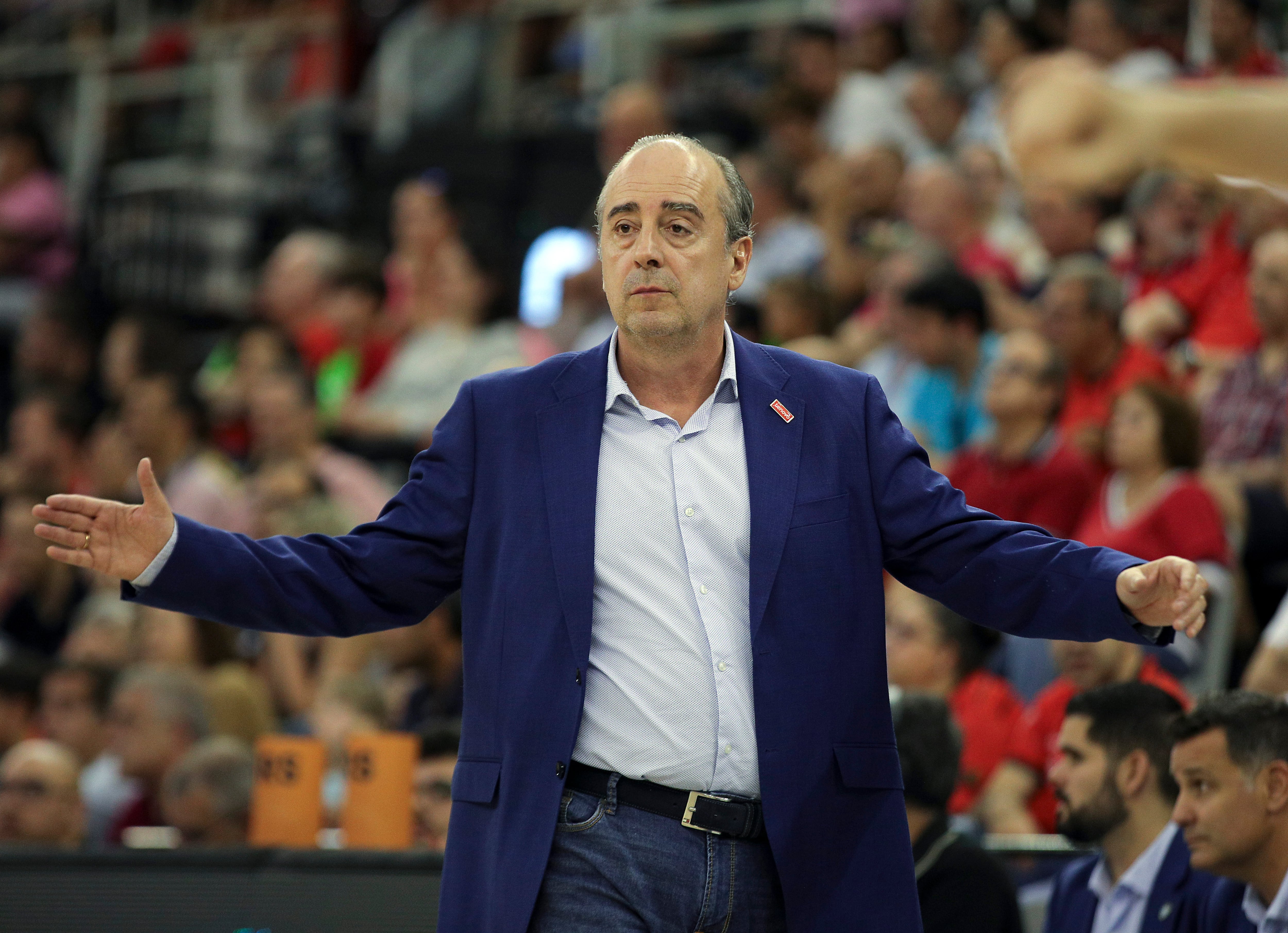 GRANADA, 29/04/2023.- El entrenador del Lenovo Tenerife Chus Vidorreta durante un encuentro correspondiente a la jornada 30 de la liga Endesa que enfrenta al Coviran Granada y el Lenovo Tenerife en el Palacio Municipal de Deportes de Granada, este sábado. EFE/Pepe Torres