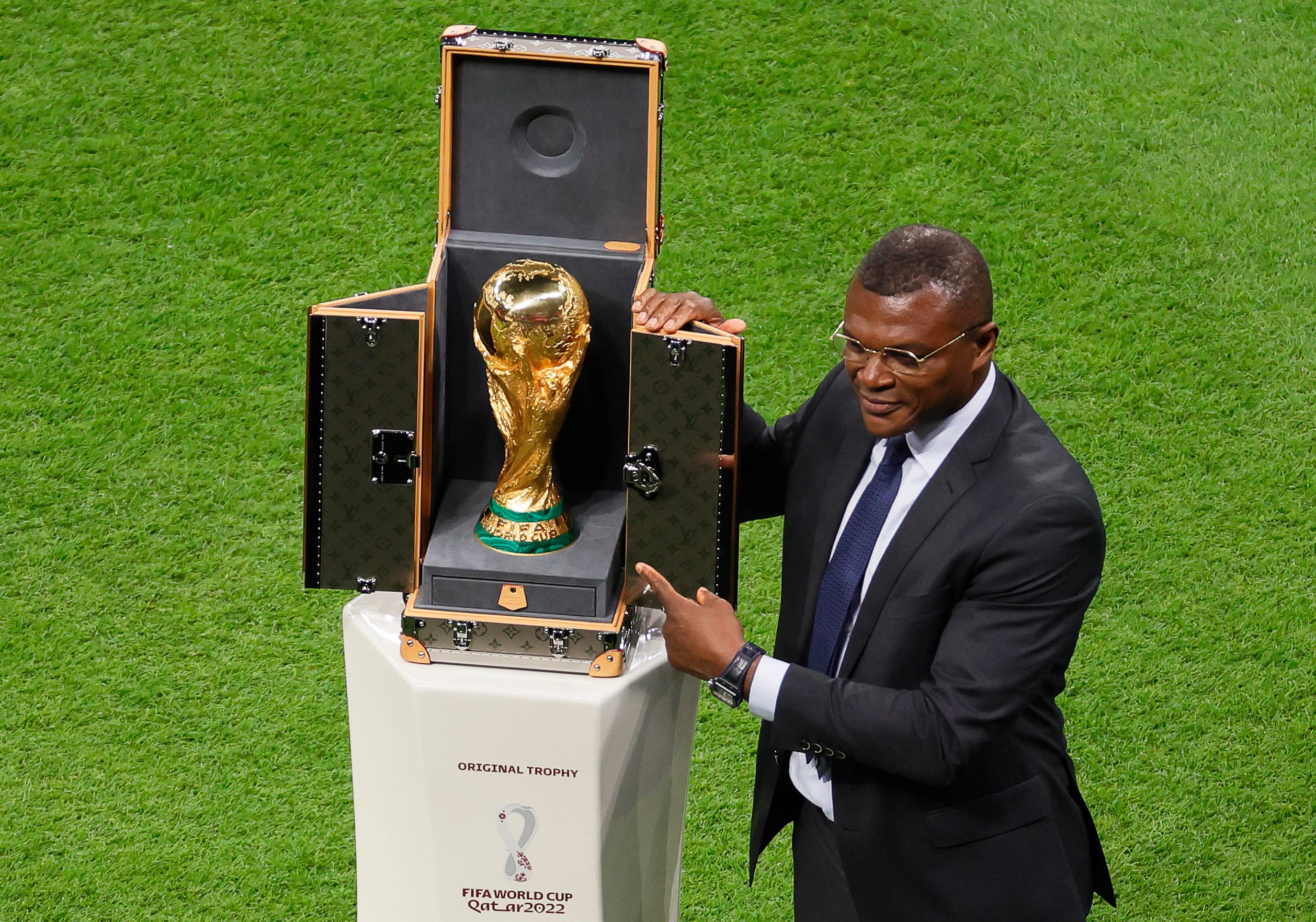 Desailly, con la Copa del Mundo, en la ceremonia inaugural (Mundial de Fútbol, Catar) EFE/EPA/Ronald Wittek