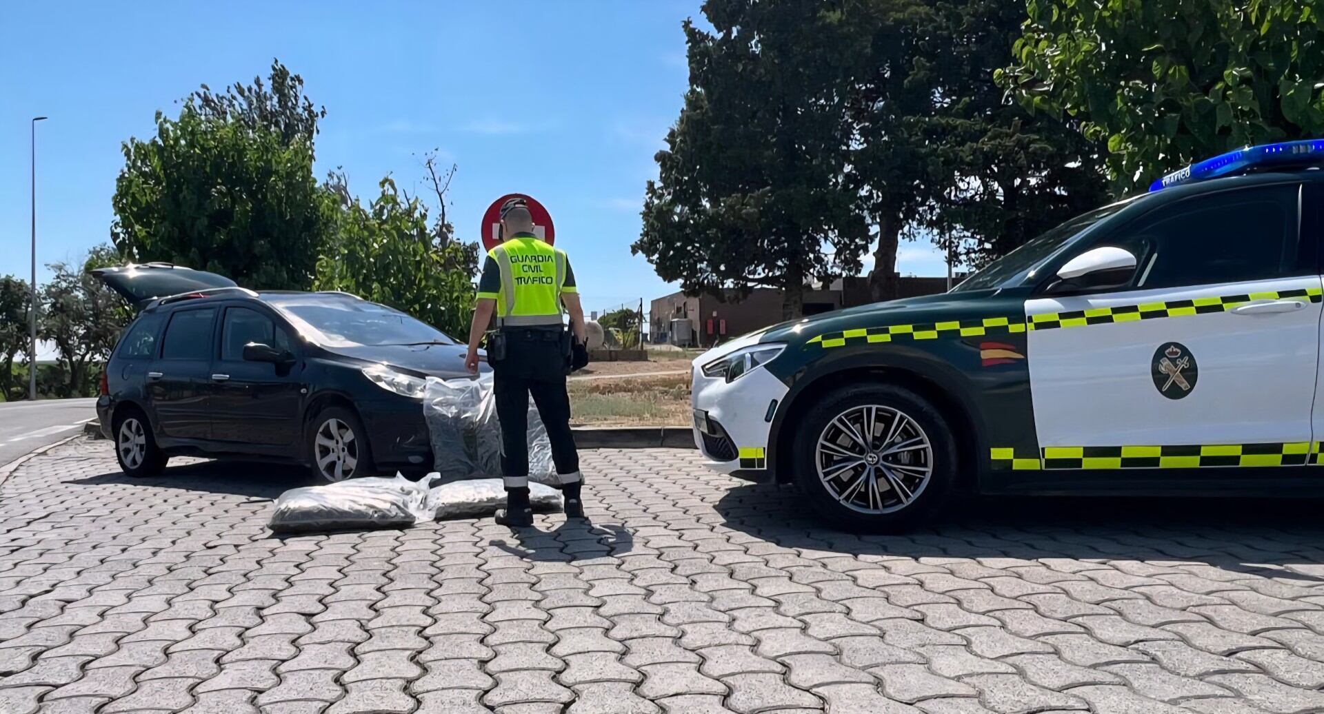 La Guardia Civil detiene a una persona en Candasnos por un delito contra la seguridad vial y otro de tráfico de drogas.