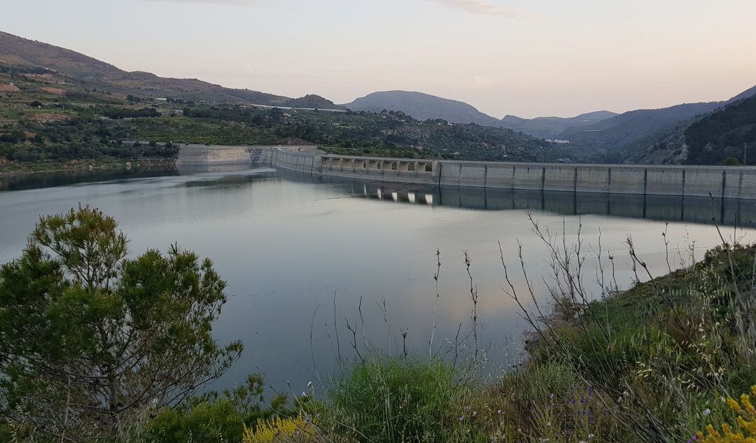 Foto de archivo de la presa de Rules (Granada)