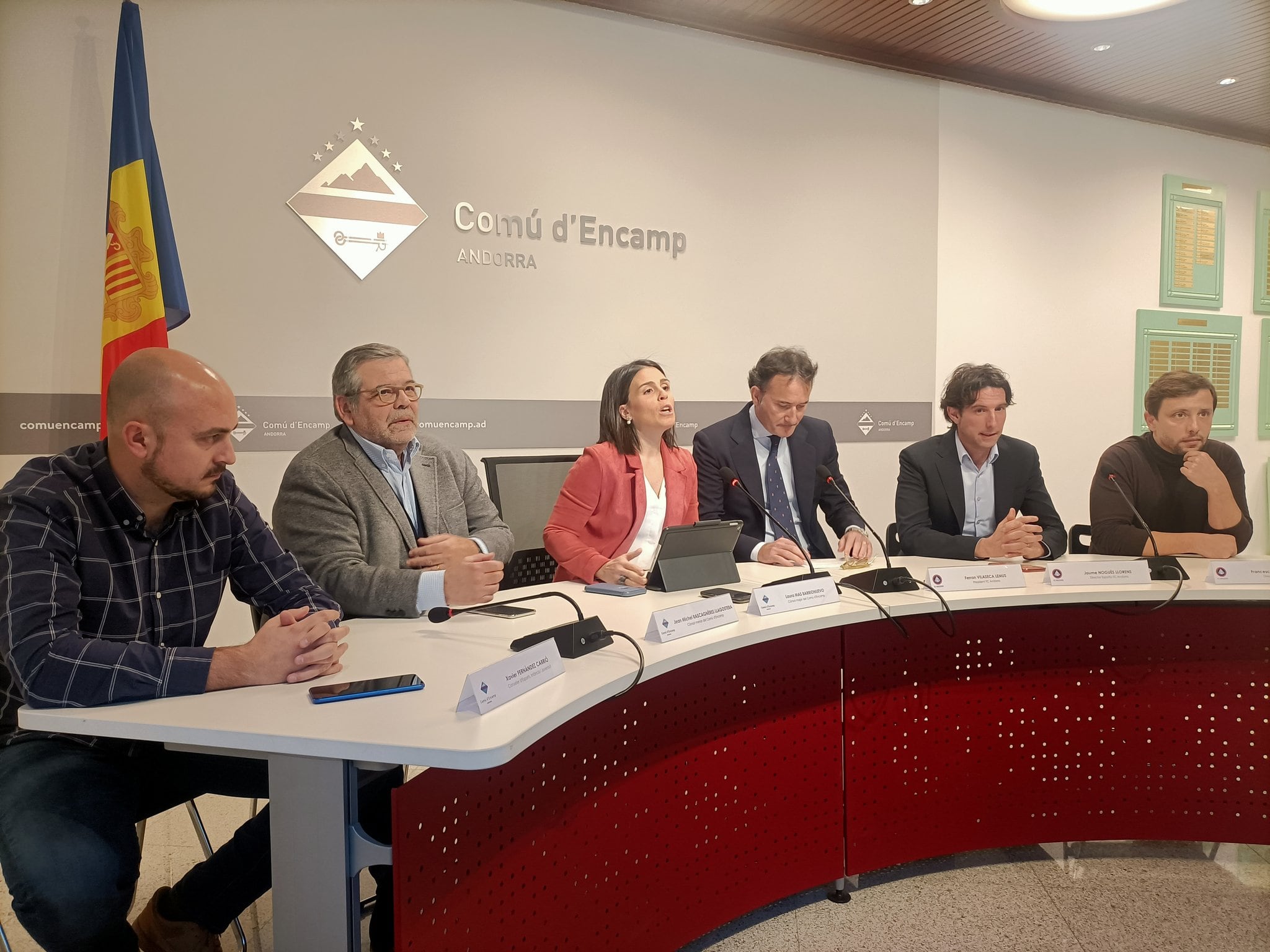 Els cònsols d&#039;Encamp amb els directius de l&#039;FC Andorra durant la roda de premsa que anunciava l&#039;aturada del projecte d&#039;estadi a Prada de Moles.