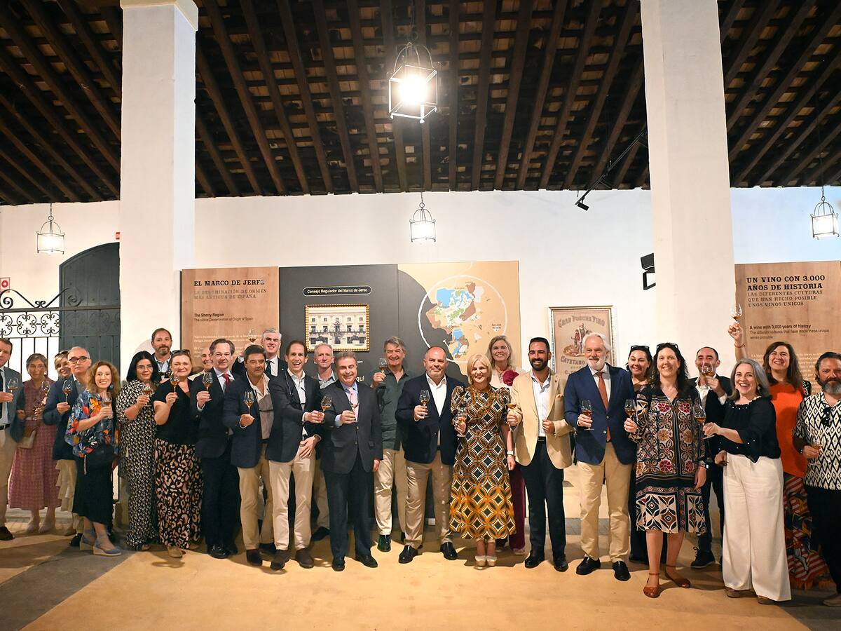 Brindis en la Bodega Cayetano del Pino por el futuro de la Ruta del Vino y el Brandy del Marco de Jerez