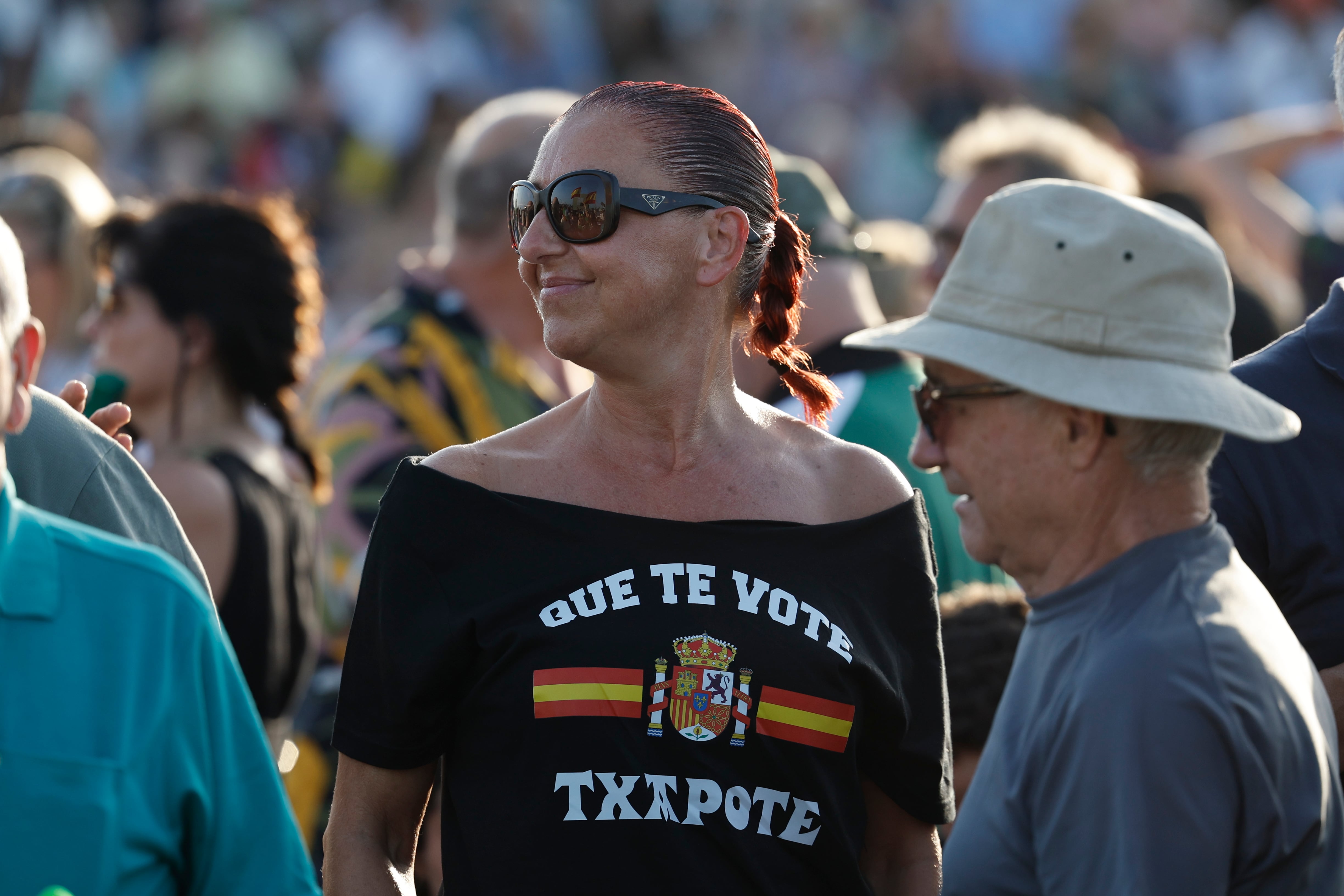 GRAFCVA4565. VALENCIA, 13/07/2023.- Una mujer luce una camiseta con el lema &quot;Que te vote Txapote&quot; durante el acto electoral del candidato de Vox a la Presidencia del Gobierno, Santiago Abascal, en Valencia, este jueves, día de la investidura de Carlos Mazón como president de la Generalitat en virtud del pacto de gobierno PP-Vox. EFE/ Biel Aliño
