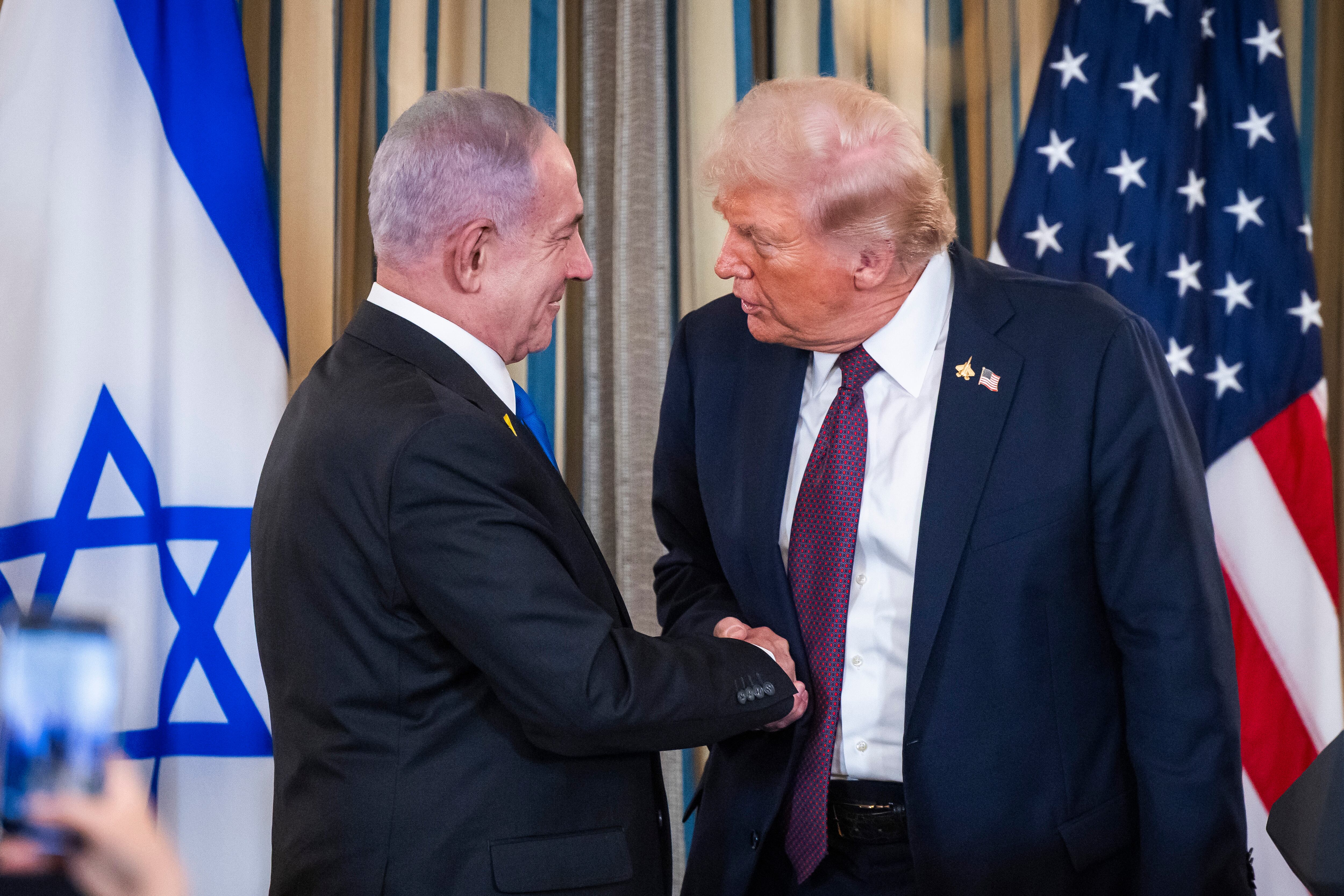 El presidente de Estados Unidos, Donald Trump, estrecha la mano del primer ministro israelí, Benjamin Netanyahu.
