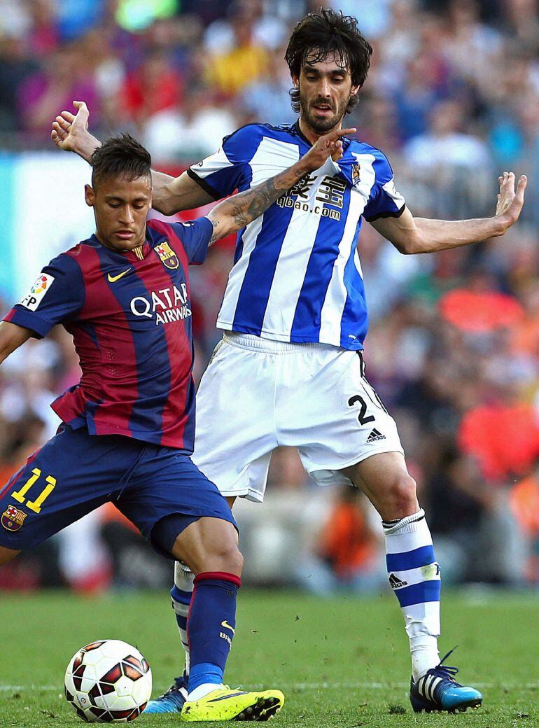 GRA437. BARCELONA, 09/05/2015.- El delantero brasileño del FC Barcelona Neymar jr. (i) ante el defensa de la Real Sociedad Mikel González durante el partido de la trigésima sexta jornada de liga de Primera División, disputado en el Nou Camp. EFE/Toni Albor