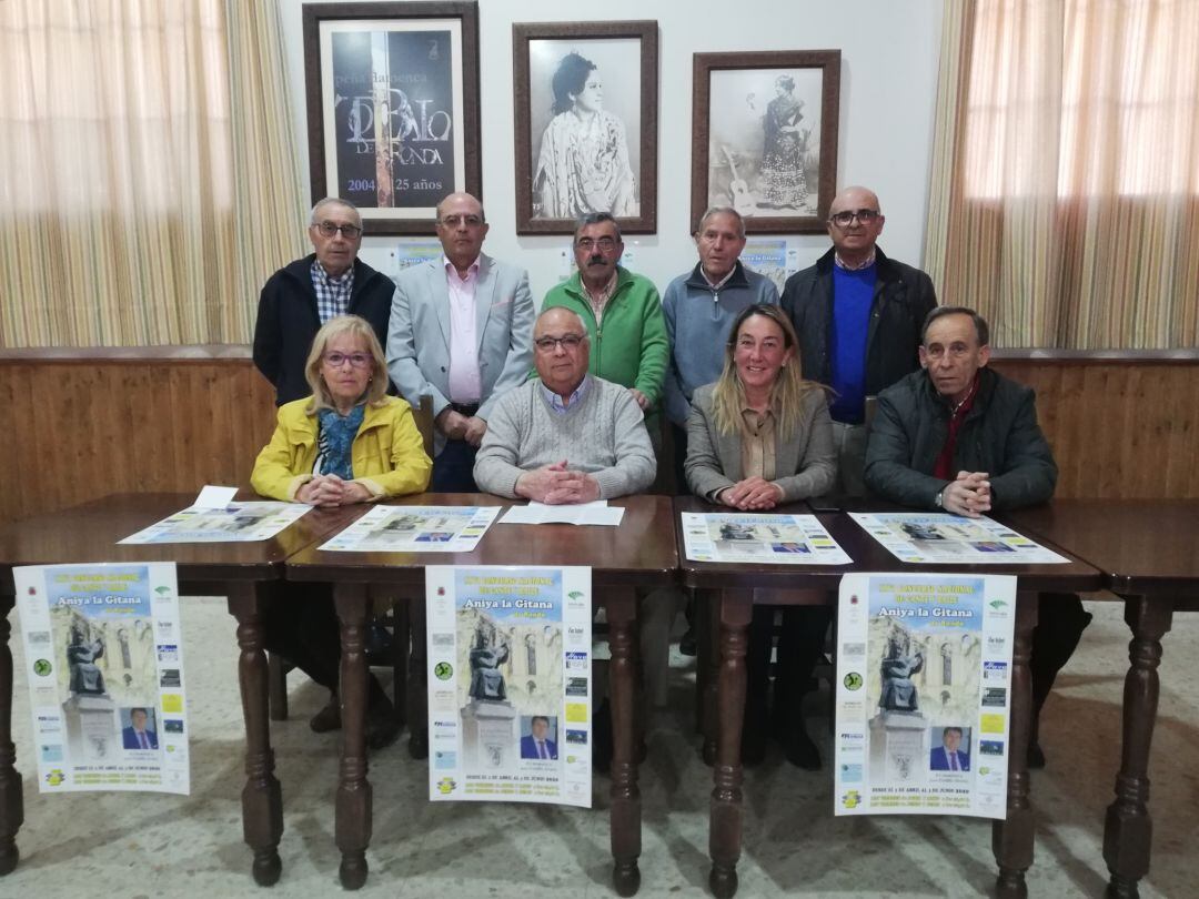 Miembros de la Peña junto a la concejal de turismo de Ronda en la sede del colectivo, donde se ha realizado la presentación del concurso