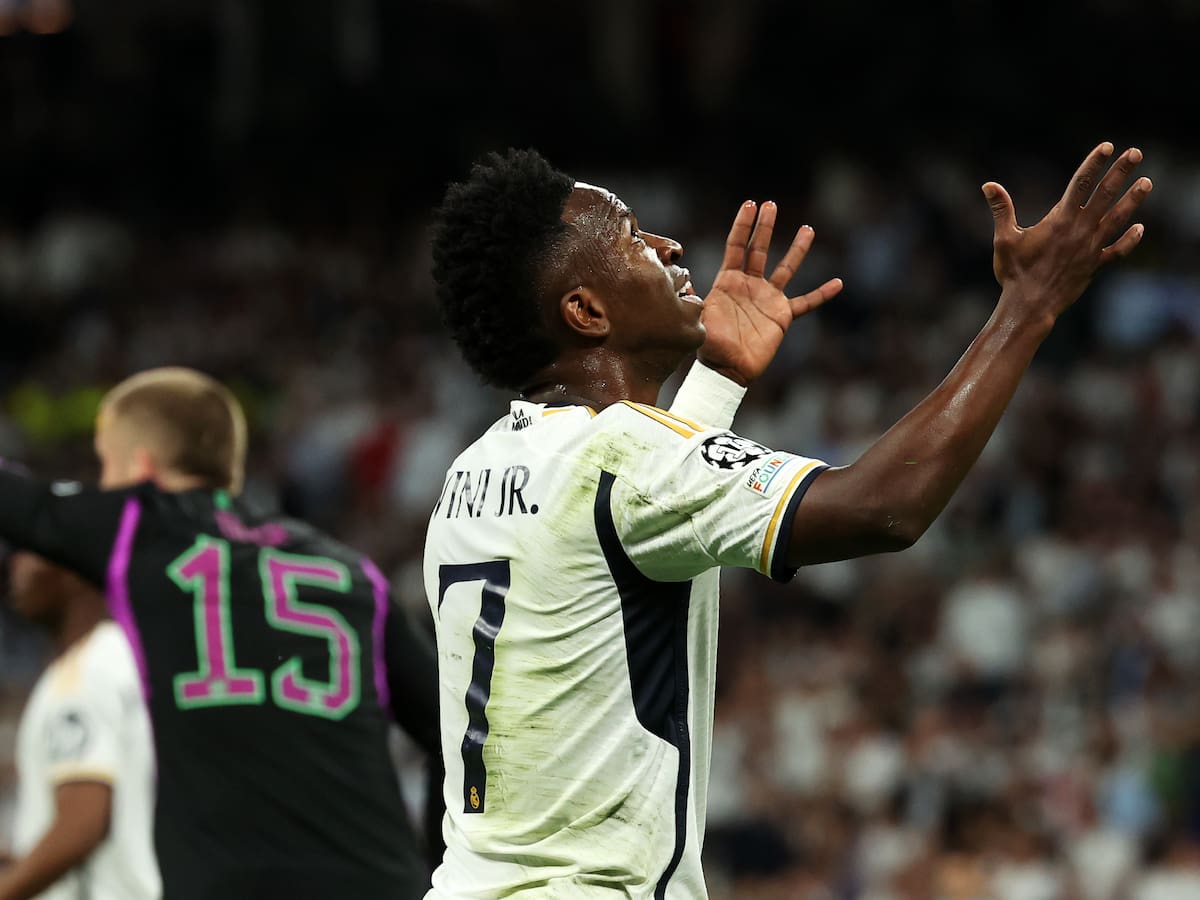 La ocasión más clara del Real Madrid despistó hasta a la realización: dos balones sobre el campo, un palo y un gol que hubiera sido legal